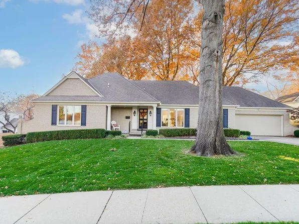 10221 Oakridge Cir, Overland Park, KS 66212