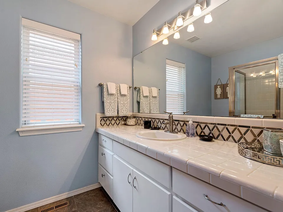 4877 N Lakes Edge Pl