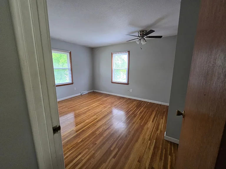 913 Hillside Dr — Photo 4