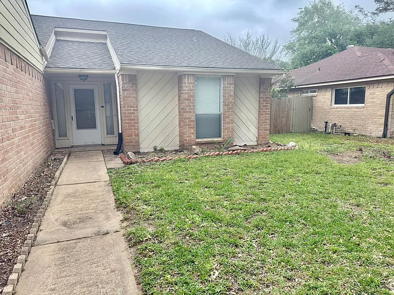 10422 Eagle Glen Dr — Photo 1
