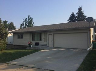 2215 Hoover Ave NE, Bismarck, ND 58501
