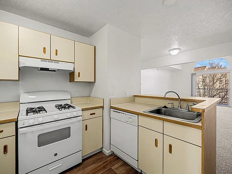 West Hampton Park Apartment Homes — Photo 27