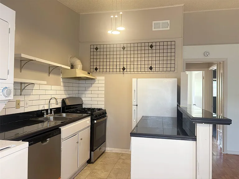 600 W 51st St #103 — Photo 4