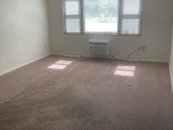 5th image of 17939 Lakeshore Blvd #101