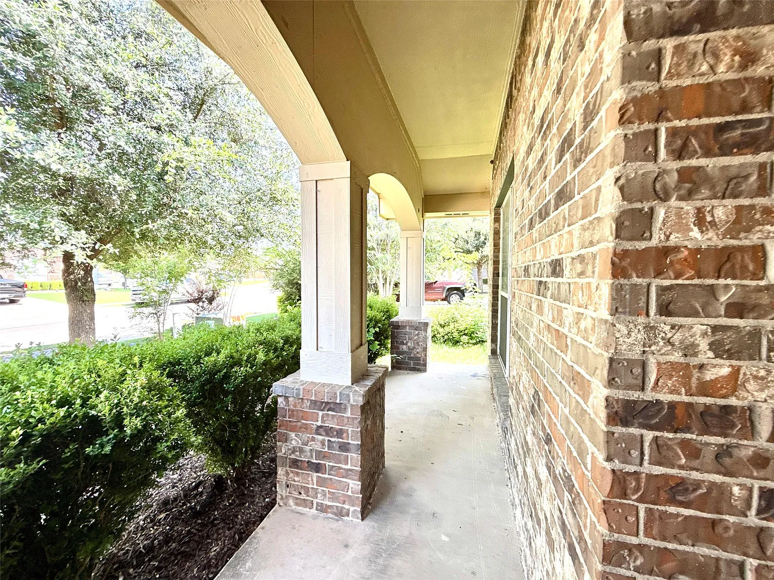 3 bed, 2.0 bath, 1847 sqft, $2,100 — Photo 2