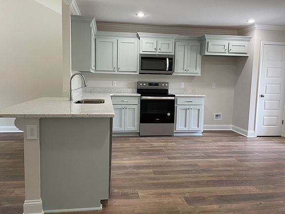 5th image of 562 Brushwood Dr