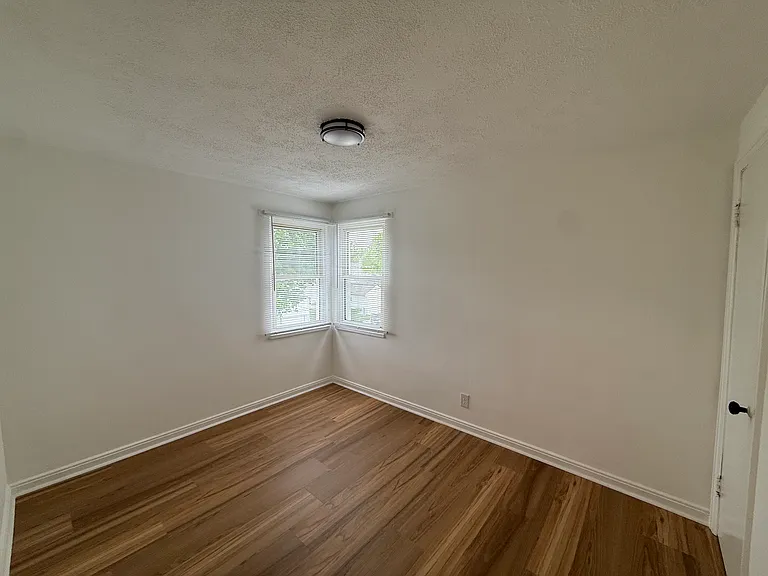 868-870 Wiltshire Rd #868 — Photo 3