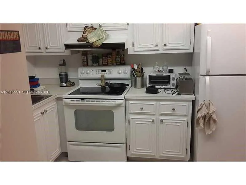 Building Photo - 119 Royal Park Dr #1E
