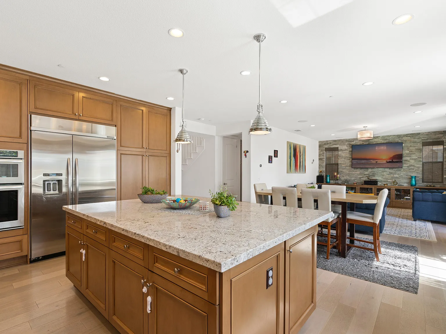 4 bed, 2536 sqft, $6,495 — Photo 3