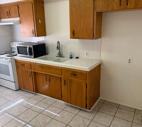 3rd image of 819 Washington Ave APT A