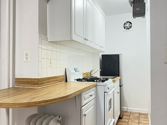 5th image of 235 W 19th St #1B