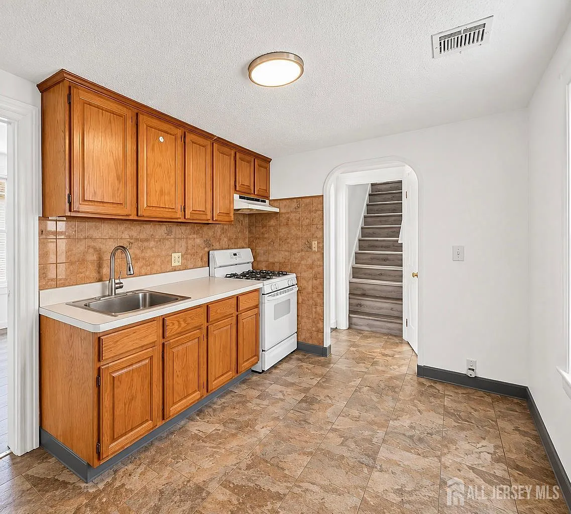 3 bed, 1.0 bath, 1464 sqft, $2,350 — Photo 3