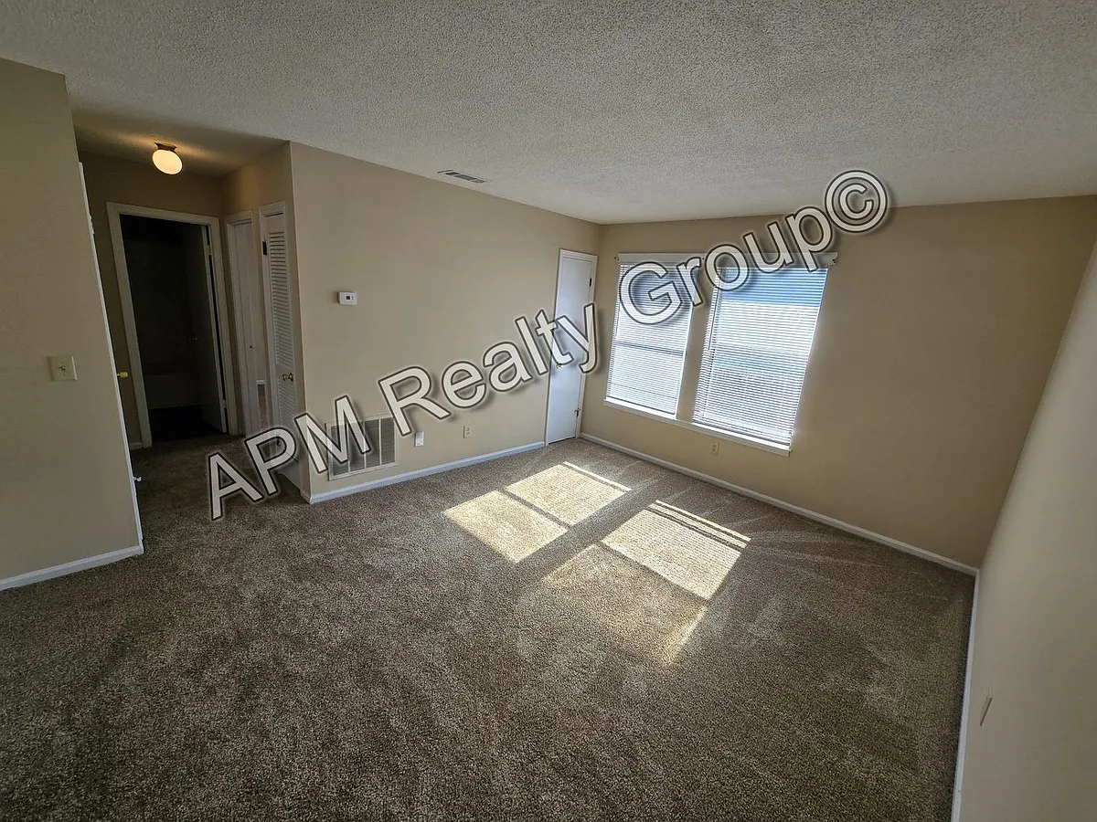 Building Photo - 2105 Grove St #C