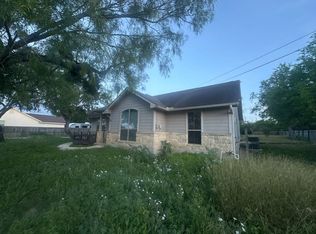915 County Road 3822, San Antonio, TX 78253