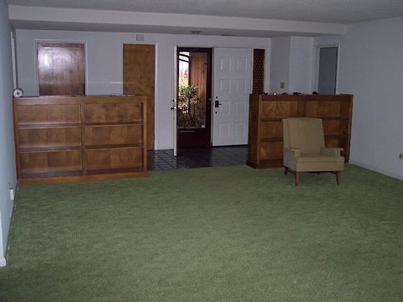 Living room (view 2)