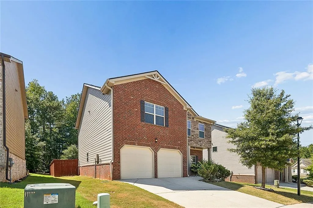4 bed, 2.5 bath, 2327 sqft, $2,500 — Photo 2