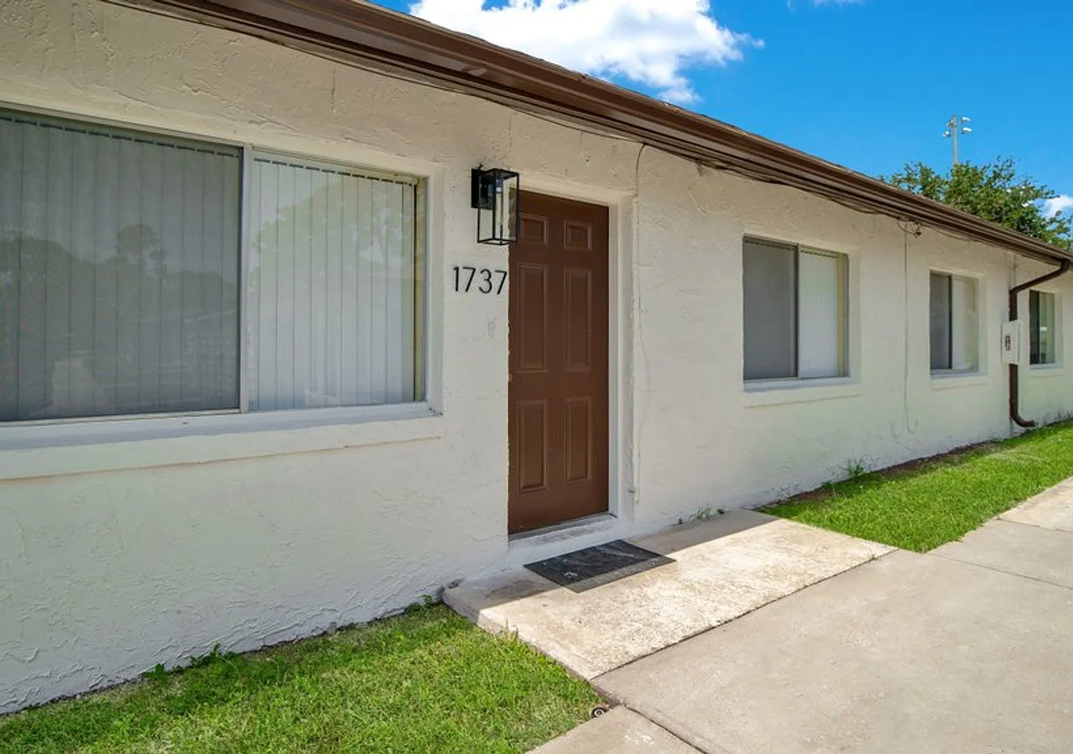 Move In Special One Month Free Limited Time For One Year Lease — Photo 1