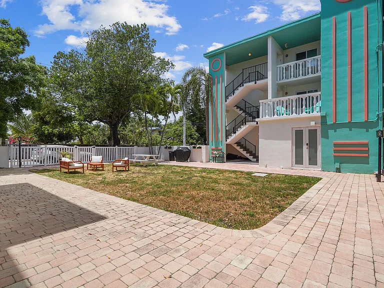 1857 Jefferson St #304 — Photo 3
