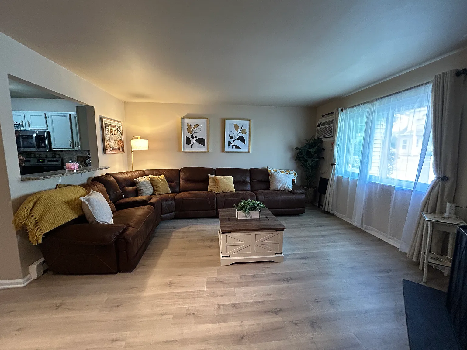 2 bed, 1025 sqft, $2,600 — Photo 2