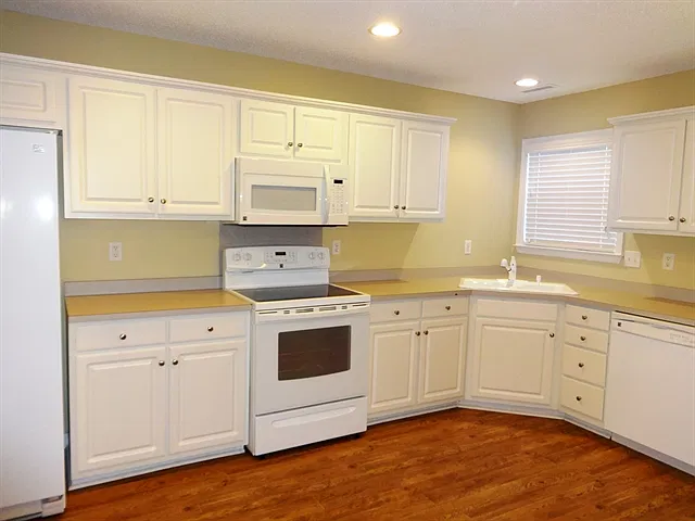 4 bed, 2.0 bath, 1643 sqft, $2,320 — Photo 3