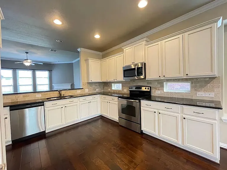 1700 Medina Ln — Photo 8