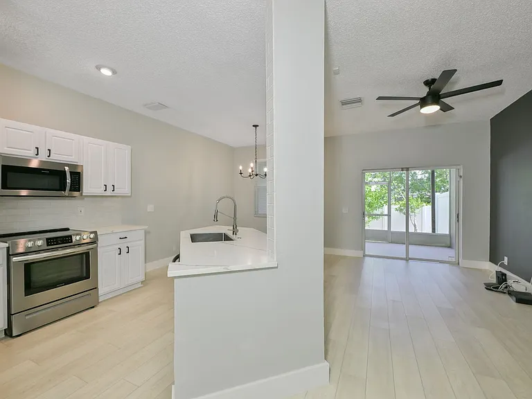 671 Vallance Way NE — Photo 6