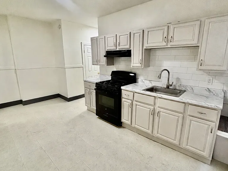 413-415 Lyons Ave #1 — Photo 11