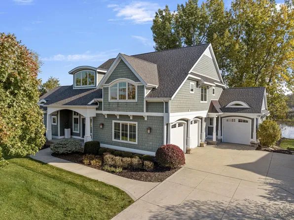 565 Golden Bear Ct, Saint Joseph, MI 49085