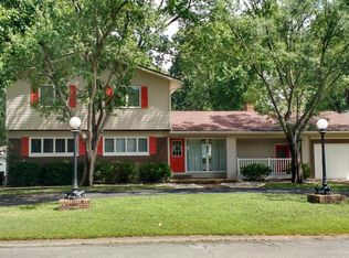 902 Valley Dr, Carterville, IL 62918