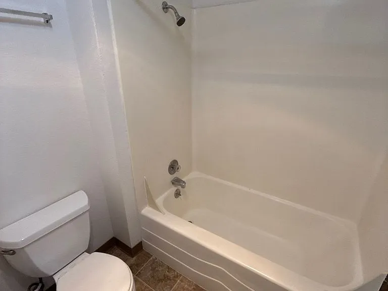 Ashwood Apartments — Photo 13