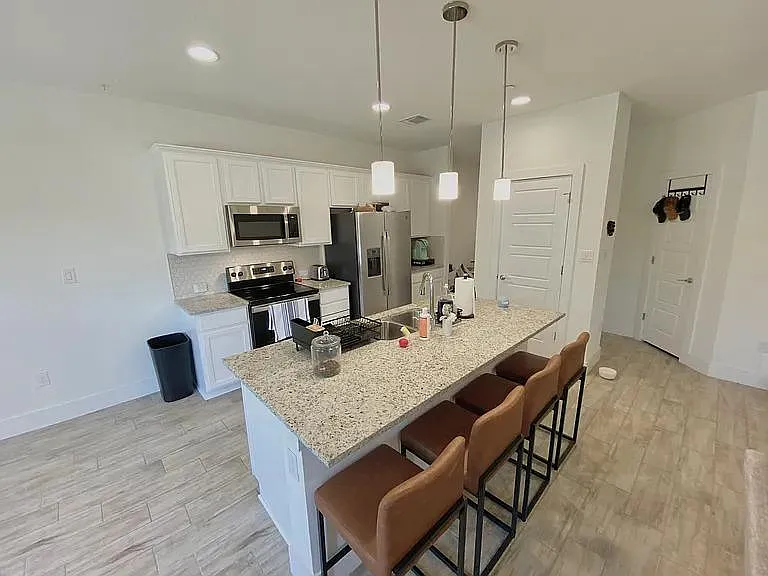 3 bed, 2.5 bath, 1738 sqft, $2,200 — Photo 2