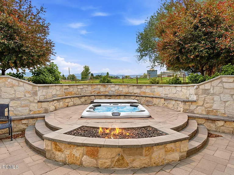 71 W Farm Springs Ln — Photo 52