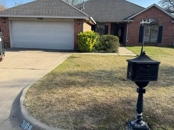 9108 Pine Creek Dr, Midwest City, OK 73130