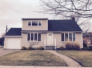 2 Flo Dr, Syosset, NY 11791