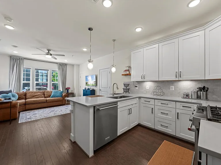 813 Rockwell Ave — Photo 8