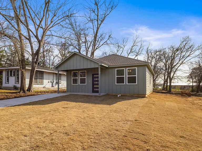 913 W Sherman St — Photo 2