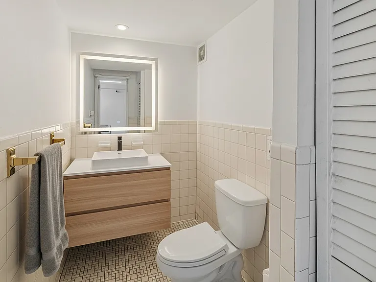 251 W 19th St #1G — Photo 12