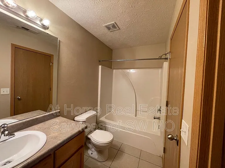 1245 N Northwood Ave — Photo 6