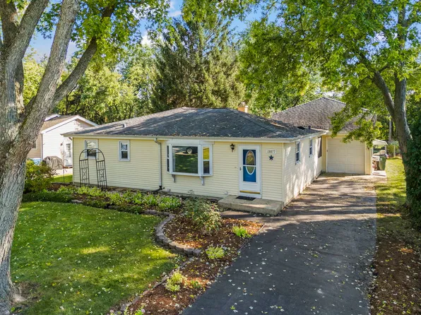 28W577 Forestview Dr, Warrenville, IL 60555