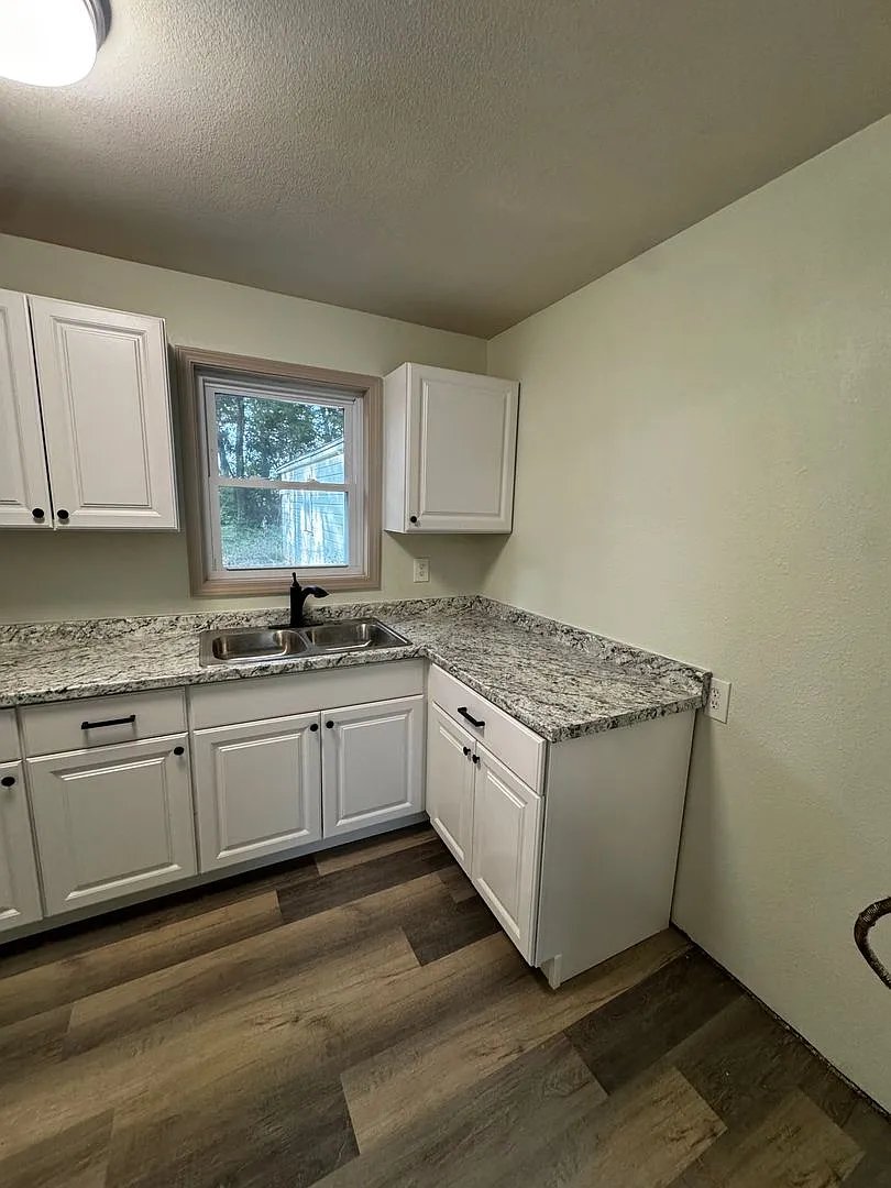 2 bedroom home in South Topeka — Photo 1
