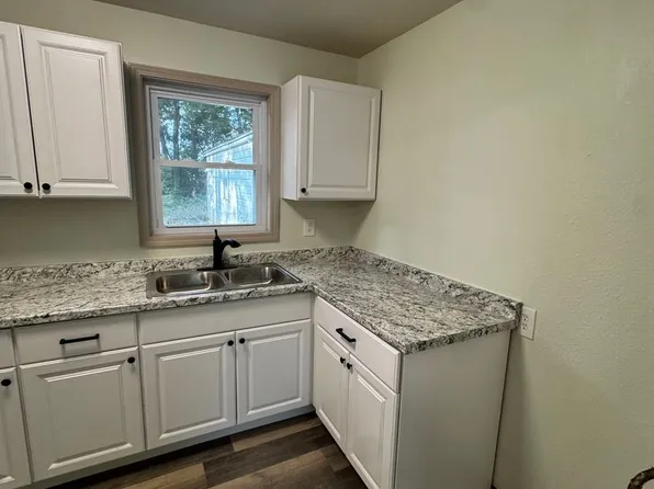 105 SW Sanneman Dr, Topeka, KS 66609