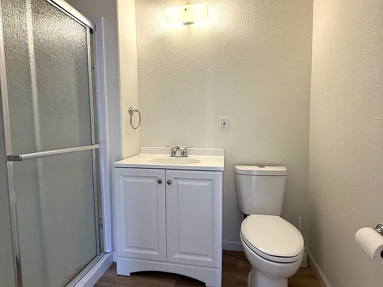2 Bed / 1 Bath Apartment in Town Fully Remodeled — Photo 9