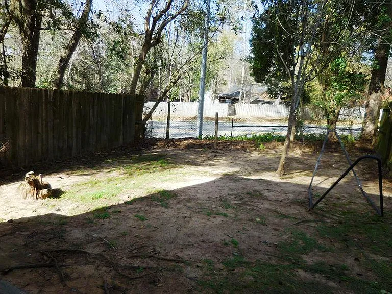 2304 Claremont Ln — Photo 5