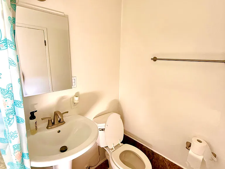 2628 Iowa Ave — Photo 11
