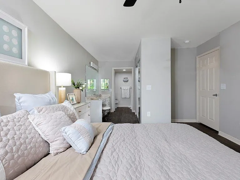 Manatee Bay Apartments — Photo 8