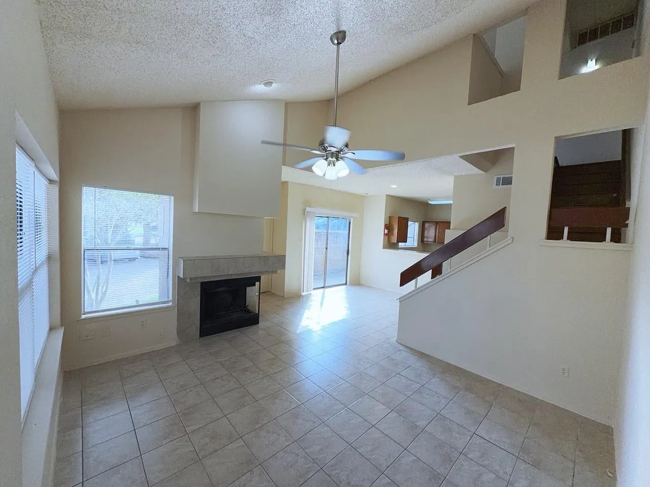1 bed, 1.5 bath, 840 sqft, $1,050 — Photo 2