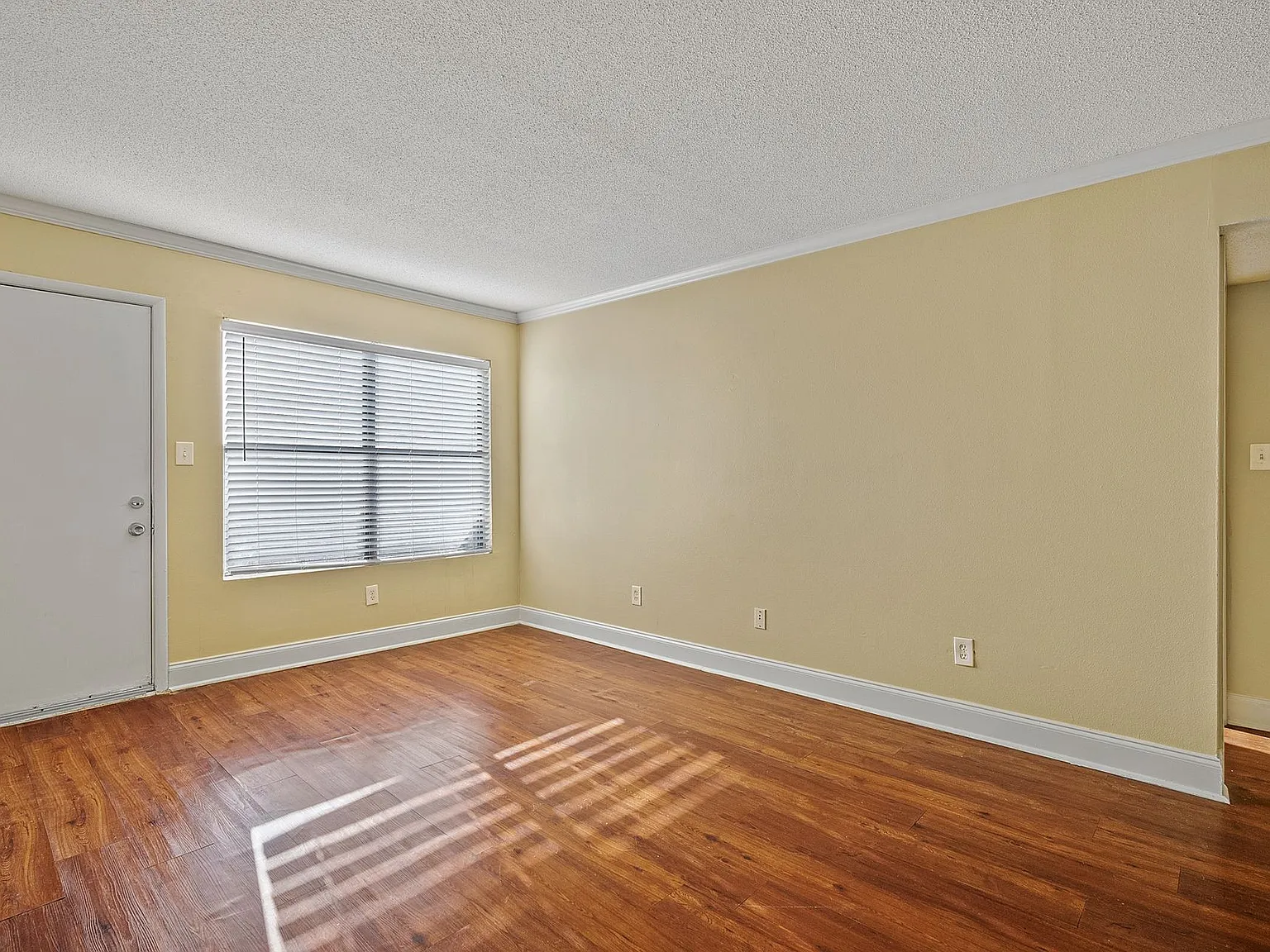 5th Avenue Apartments — Photo 3