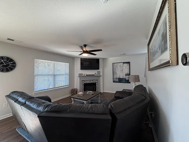 1049 Greenway Dr — Photo 7