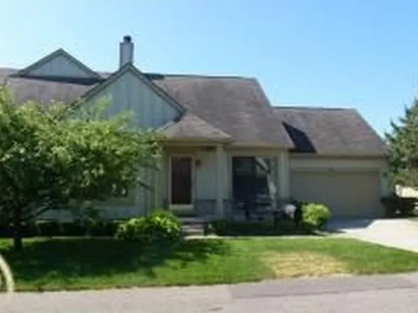 802 Red Maple Ln #1, Wixom, MI 48393