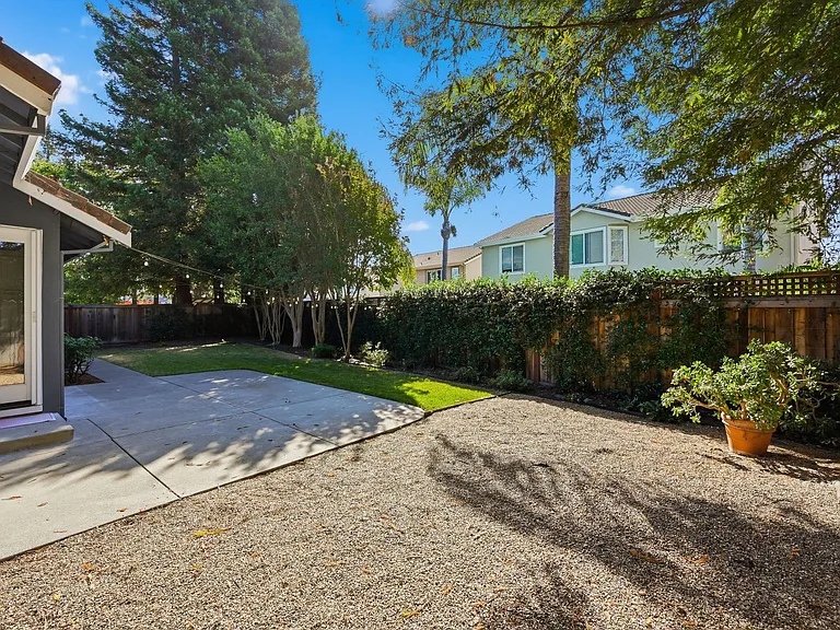 1439 Gordon Dr — Photo 44